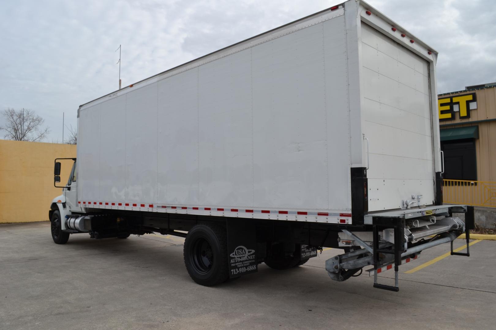 2018 WHITE /BLACK INTERNATIONAL 4300 with an CUMMINS ISB 6.7L 240HP engine, ALLISON 2500RDS AUTOMATIC transmission, located at 9172 North Fwy, Houston, TX, 77037, (713) 910-6868, 29.887470, -95.411903 - Photo#6